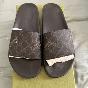Gucci Men’s GG Supreme Tigers Print Slide Plastic Sandals Black Multicolor